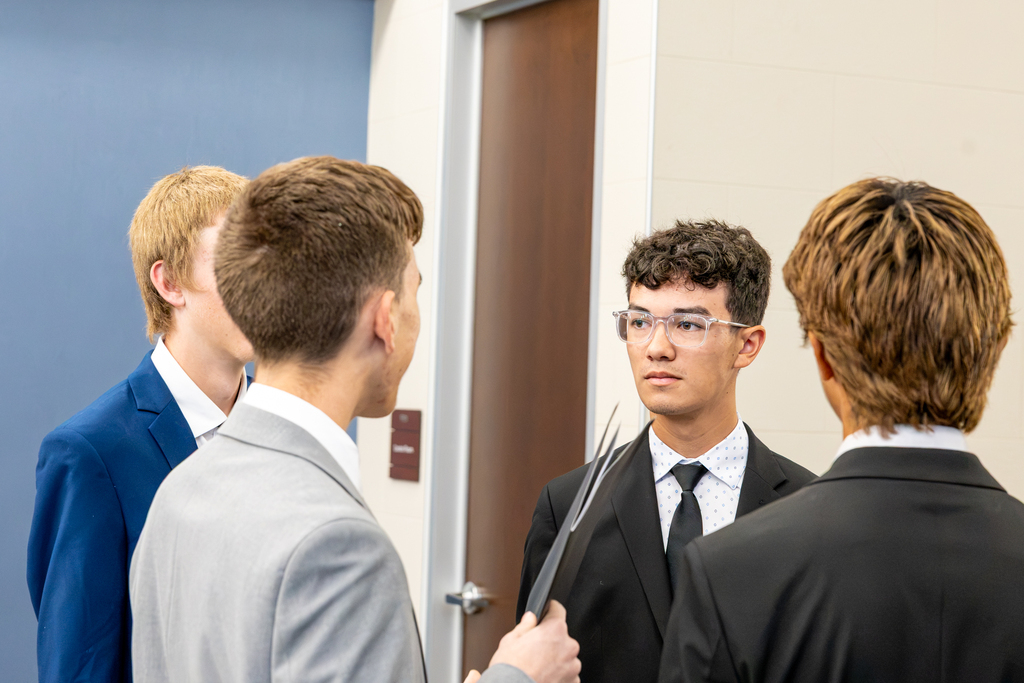 students talk with professionals at the ISM business symposium 