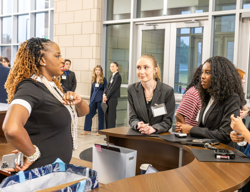 students talk with dr. javetta jones roberson at the ISM business symposium 