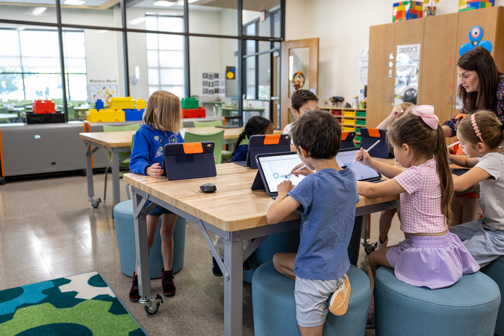 frazier elementary students use ipads