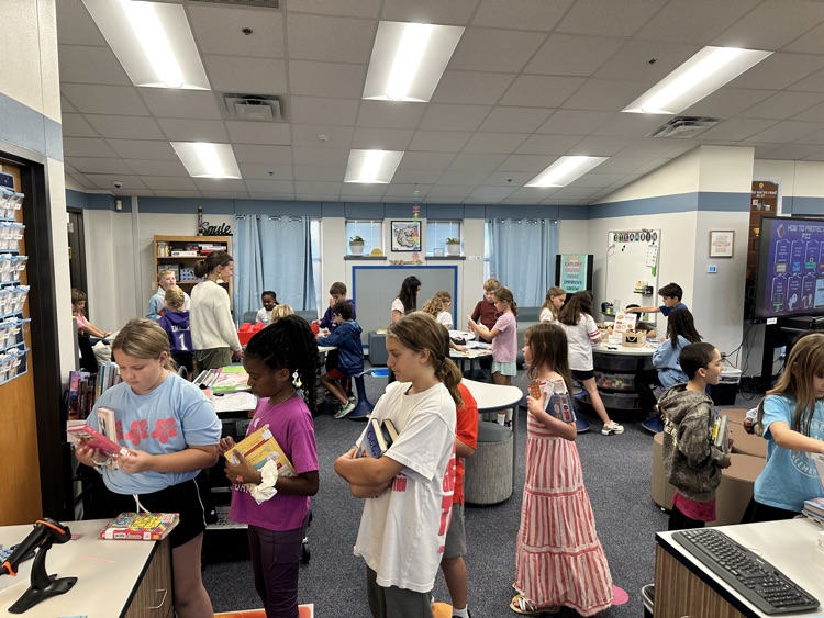 4th graders using the 2nd checkout station