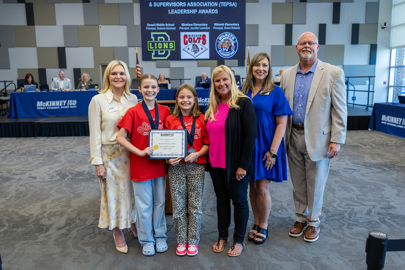 minshew representatives with award
