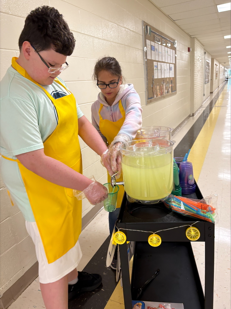 pouring lemonade