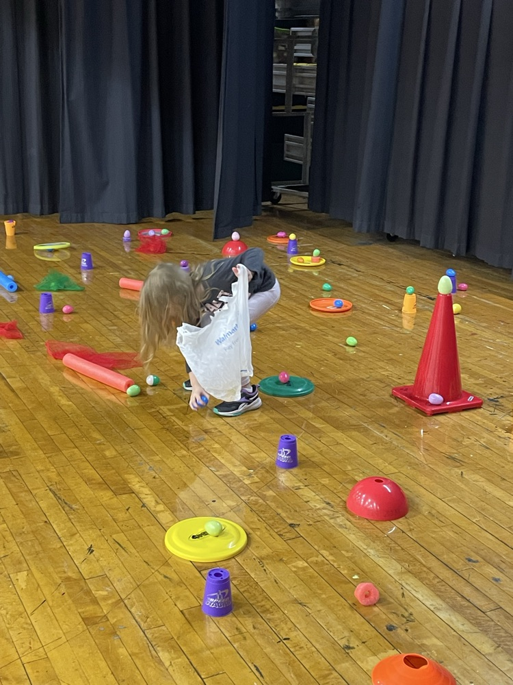 Kinder hunting eggs on stage.