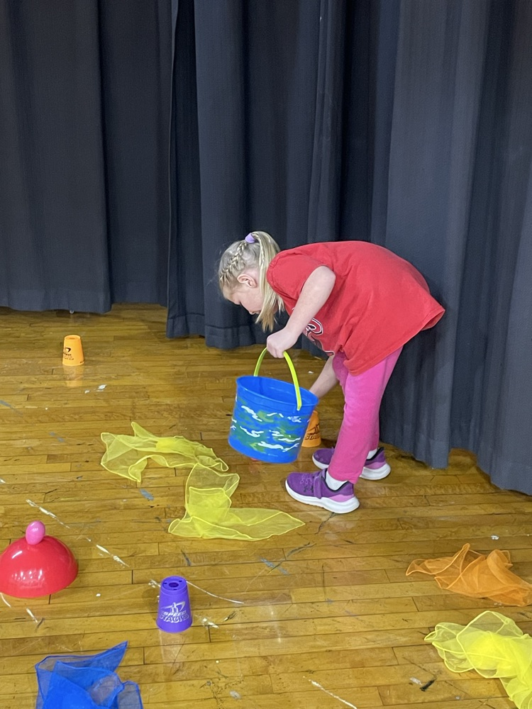 Kinder hunting eggs on stage.