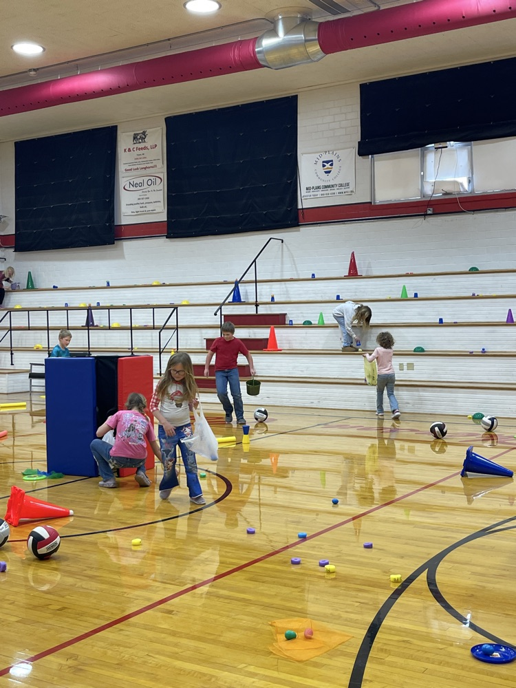 1st-4th hunting eggs in the gym.