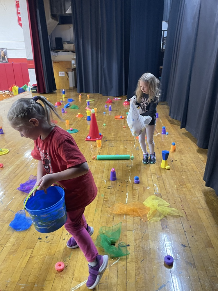 Kinders hunting eggs on the stage.