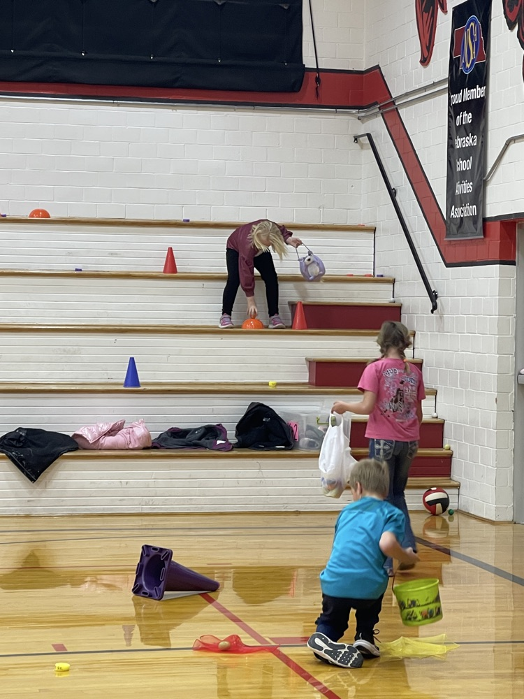 1st-4th hunting eggs in the gym.