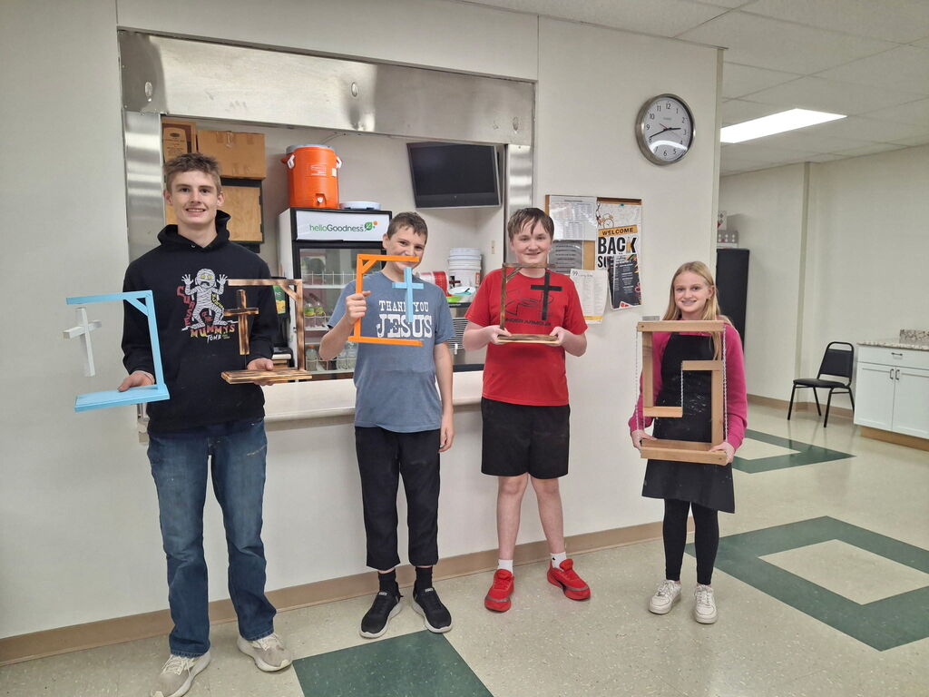 Junior high and high school woods 1 class with their projects. 