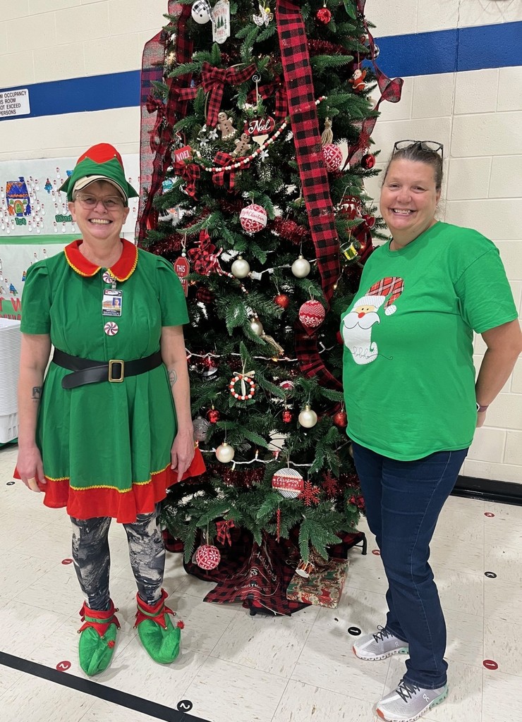 picture of two lunch ladies with christmas tree