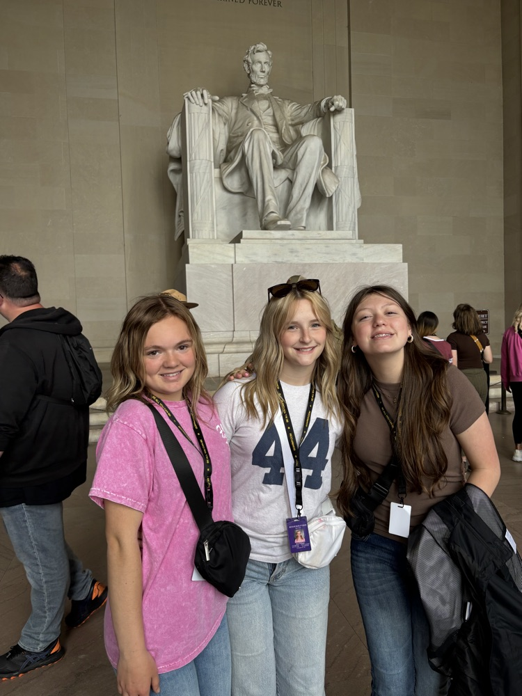 Busy day two! Holocaust Museum, WWII Memorial, Vietnam Wall, Lincoln Memorial, Korean War Memorial, Marine Corp Memorial. Lots of history and reflection. ❤️🇺🇸💙