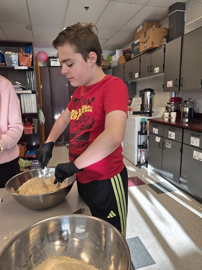 Students make apple crisp.