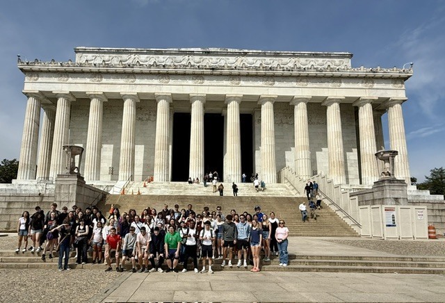 A group of students in front of a museum in Washington DC.
