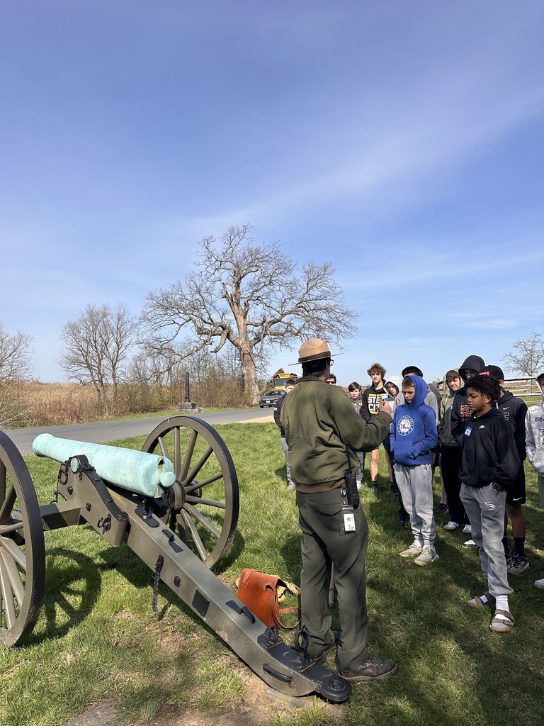 A guide talks to students at Gettysburg National Military Park.