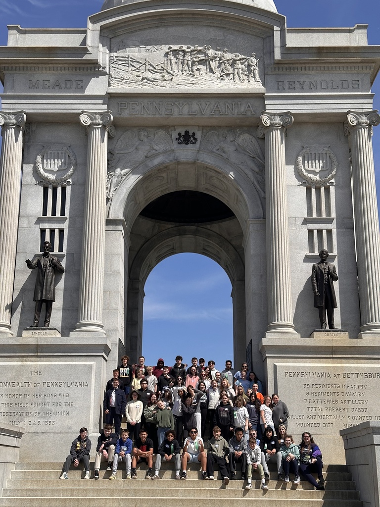 A group of students at the Pennsylvania Memorial in Gettysburg.
