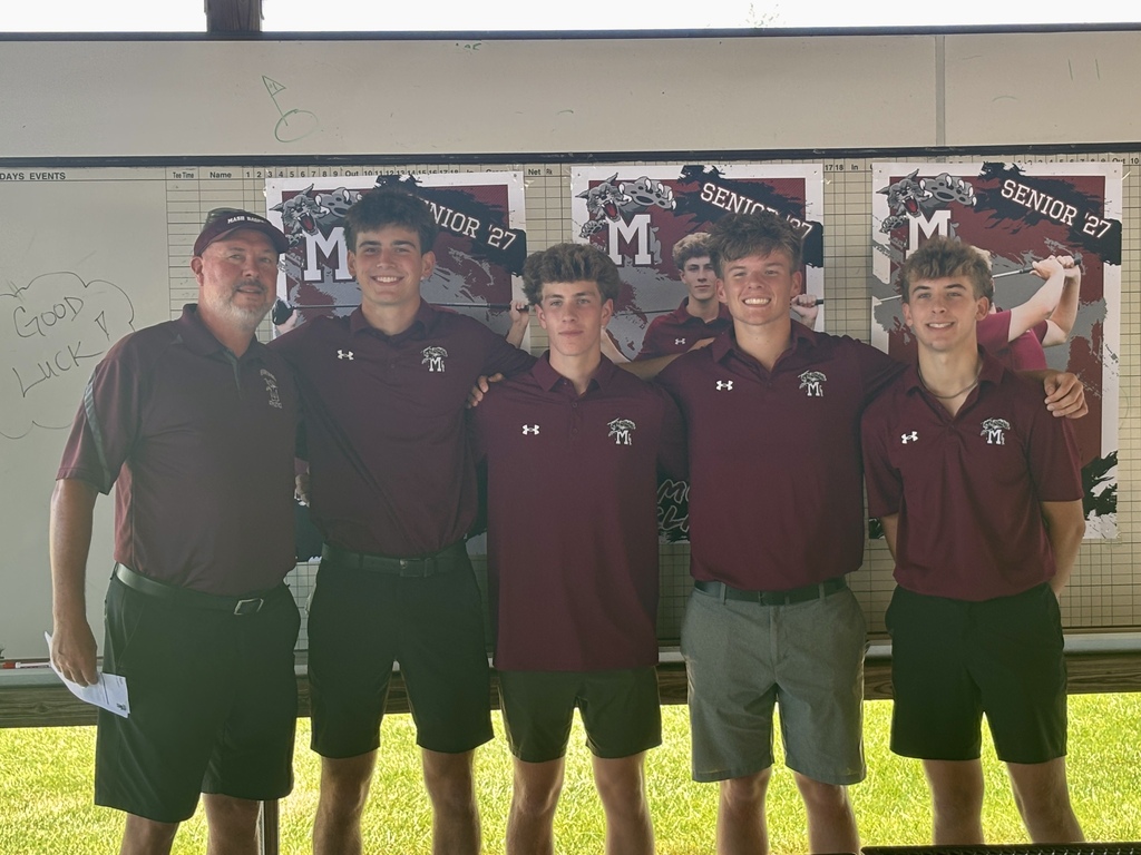 A group of golfers all stand next to each other.