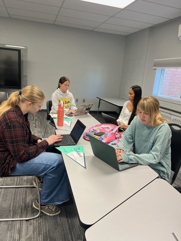 4 seniors completing college applications