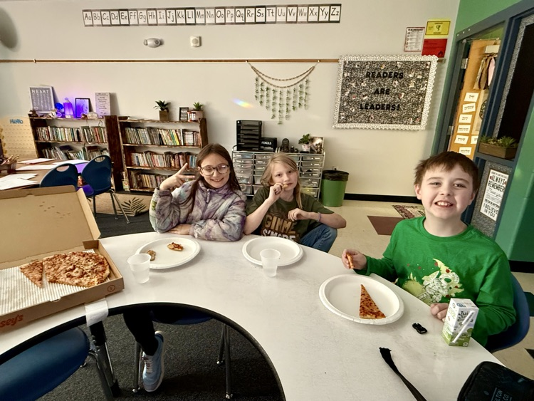 celebrating with Mrs.Lee & eating pizza 🍕