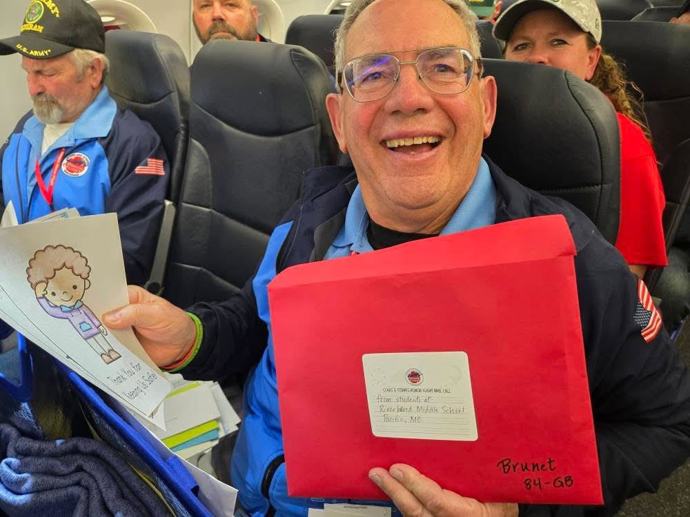 Photo shows a veteran on an Honor Flight who received a letter from 7th graders