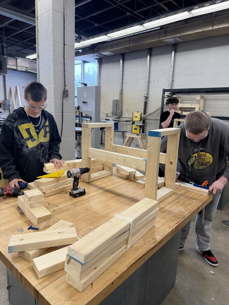 Students working on their individual wood builds. 
