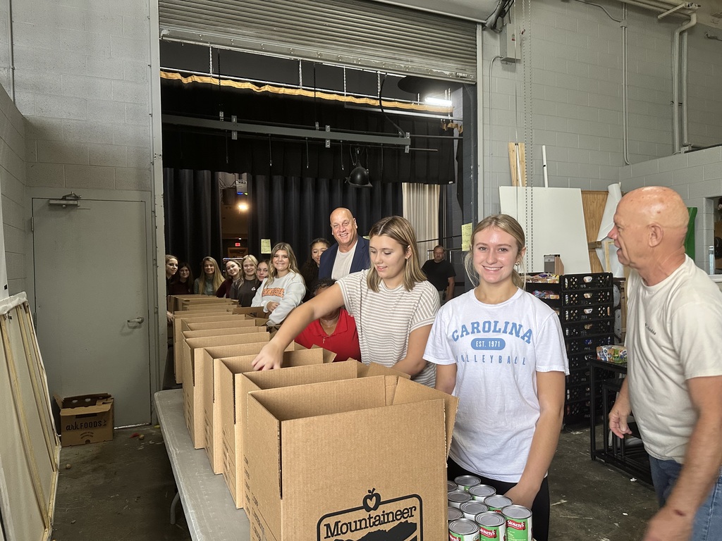 PVHS Volleyball Team packing food for the Extra Mile Program