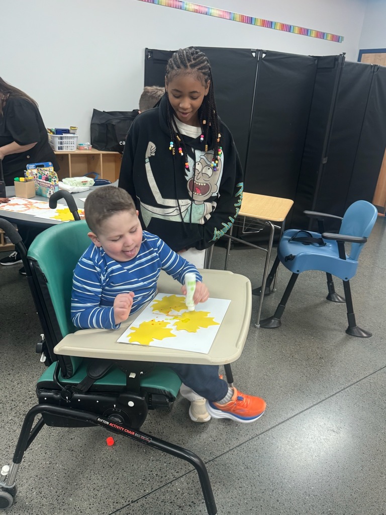 You better be-LEAF Mrs. Henke's class enjoyed helping Mrs. Anderson's class with a leaf craft this morning to celebrate Autumn!  Students worked together to get fun leaf prints.