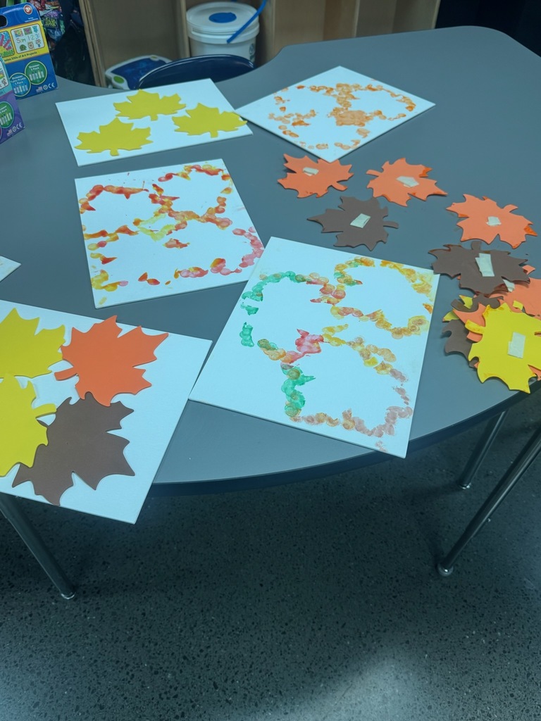 You better be-LEAF Mrs. Henke's class enjoyed helping Mrs. Anderson's class with a leaf craft this morning to celebrate Autumn!  Students worked together to get fun leaf prints.