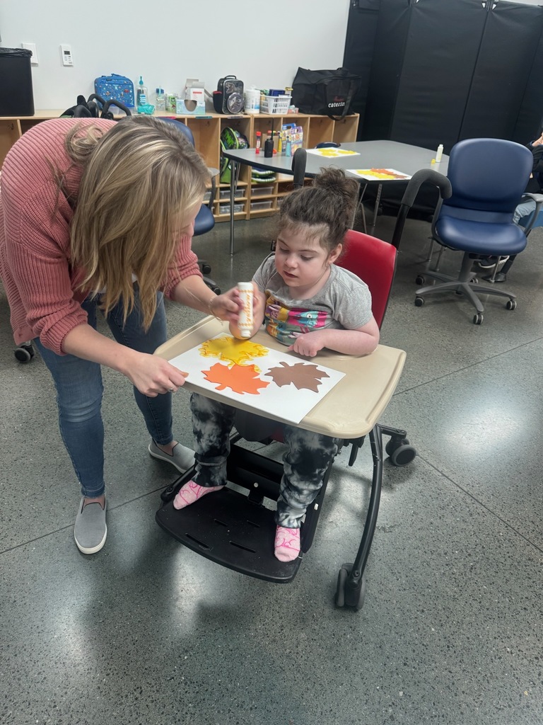 You better be-LEAF Mrs. Henke's class enjoyed helping Mrs. Anderson's class with a leaf craft this morning to celebrate Autumn!  Students worked together to get fun leaf prints.
