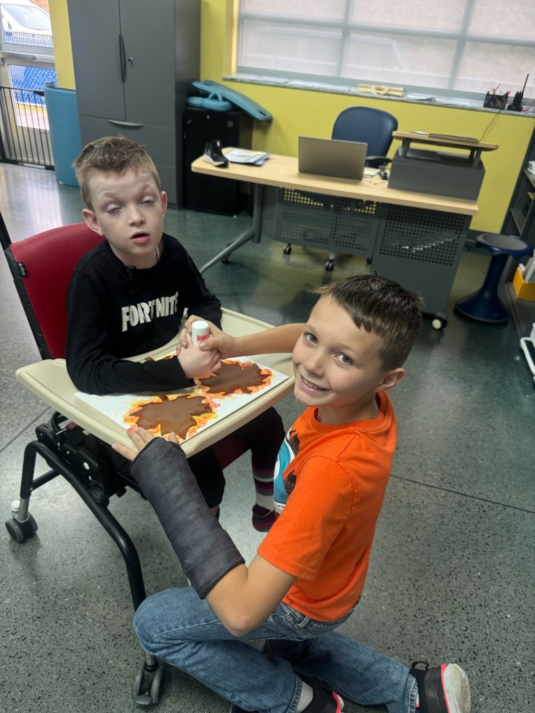 You better be-LEAF Mrs. Henke's class enjoyed helping Mrs. Anderson's class with a leaf craft this morning to celebrate Autumn!  Students worked together to get fun leaf prints.