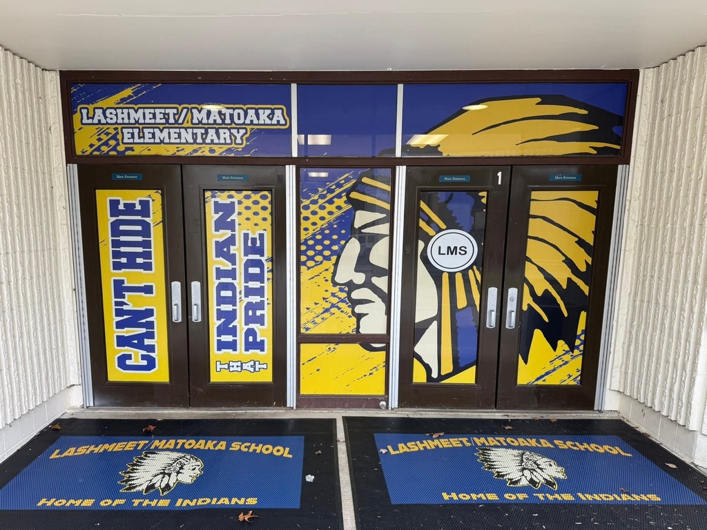 A picture of the front door of Lashmeet Matoaka School