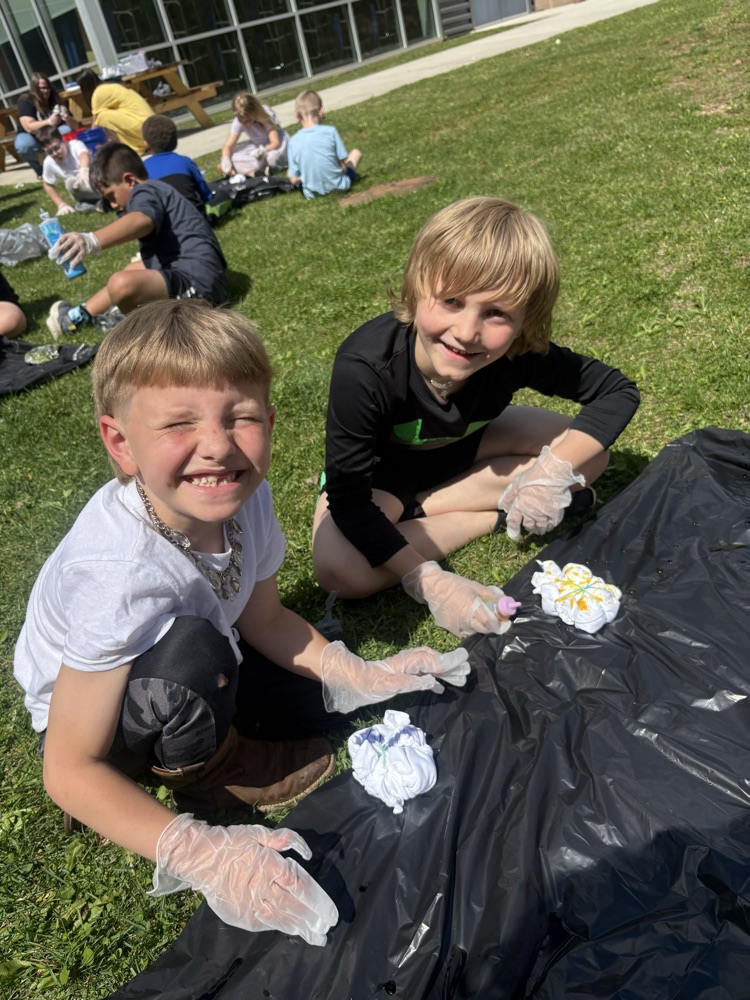 Tye dye fun for second and third grade yesterday! This shows Mrs. Fulp's class working on their shirts for their field trip in a couple weeks! 