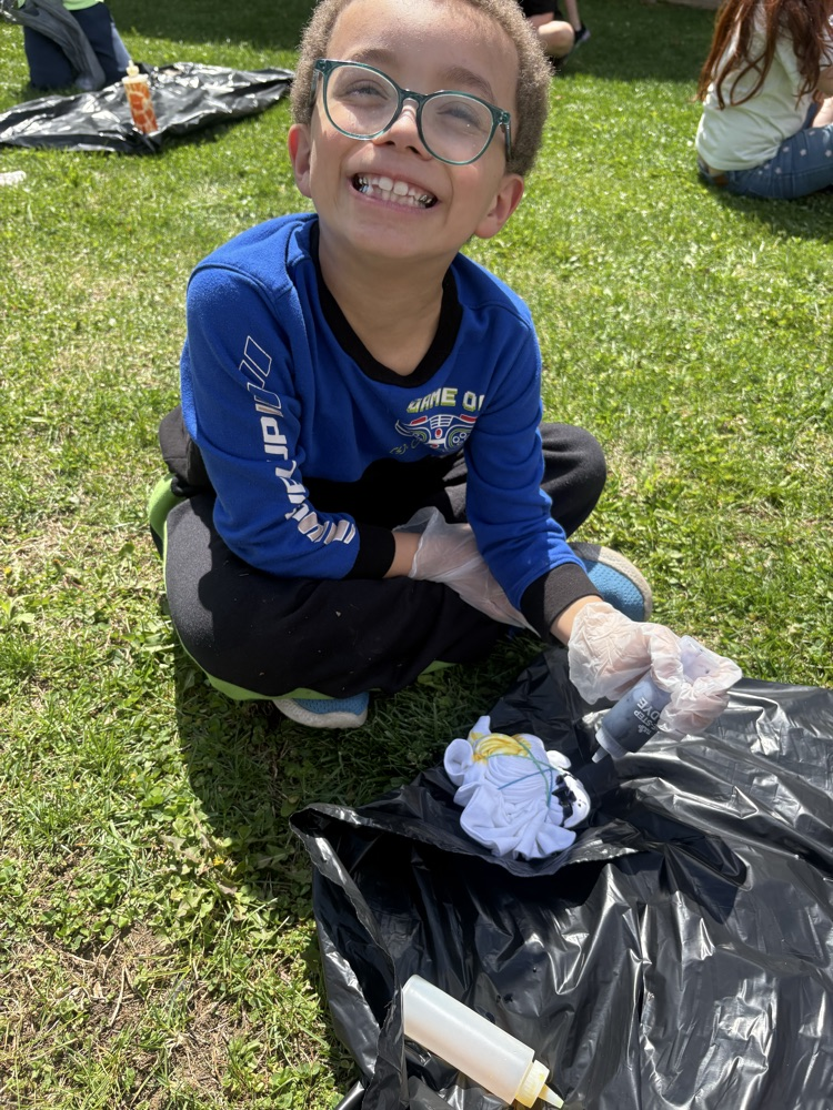 Tye dye fun for second and third grade yesterday! This shows Mrs. Fulp's class working on their shirts for their field trip in a couple weeks! 