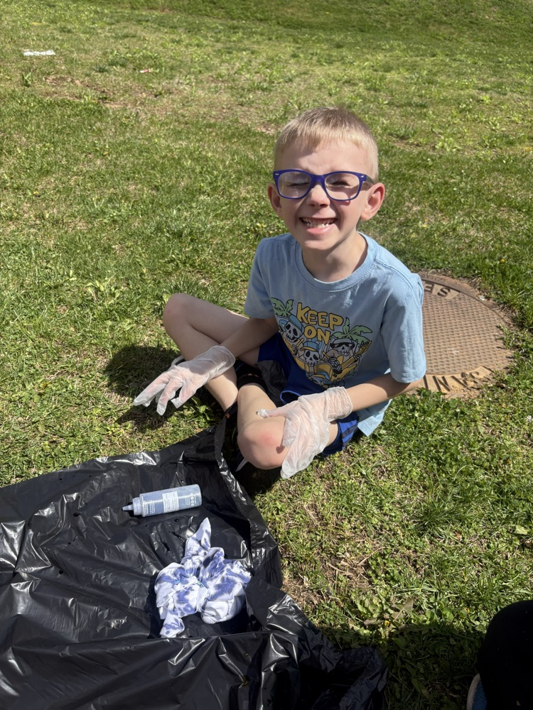 Tye dye fun for second and third grade yesterday! This shows Mrs. Fulp's class working on their shirts for their field trip in a couple weeks! 