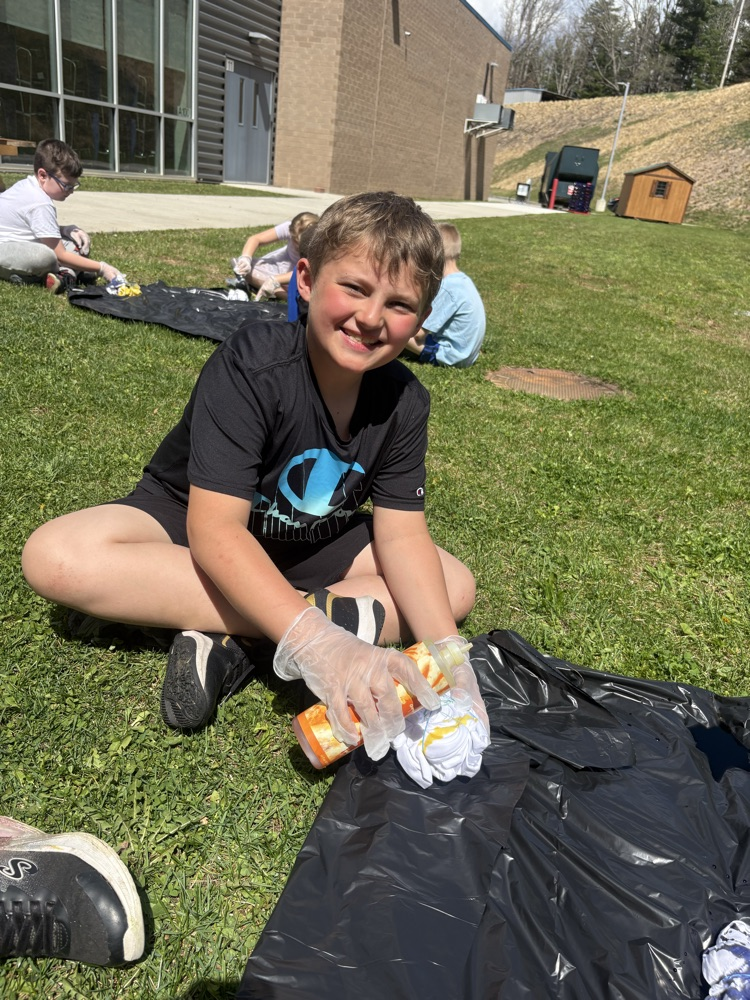 Tye dye fun for second and third grade yesterday! This shows Mrs. Fulp's class working on their shirts for their field trip in a couple weeks! 