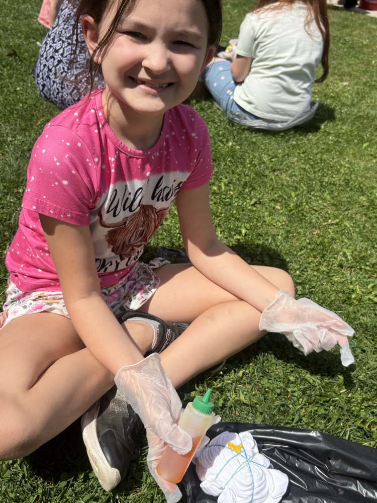 Tye dye fun for second and third grade yesterday! This shows Mrs. Fulp's class working on their shirts for their field trip in a couple weeks! 