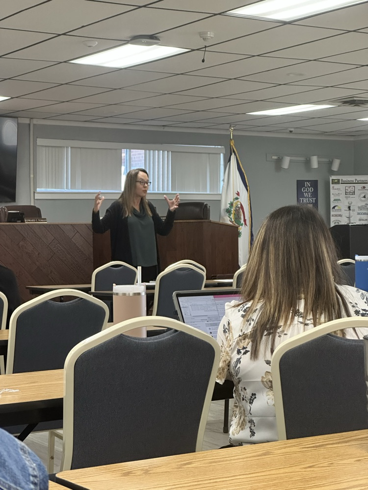 Leslie Wellman addressing the group