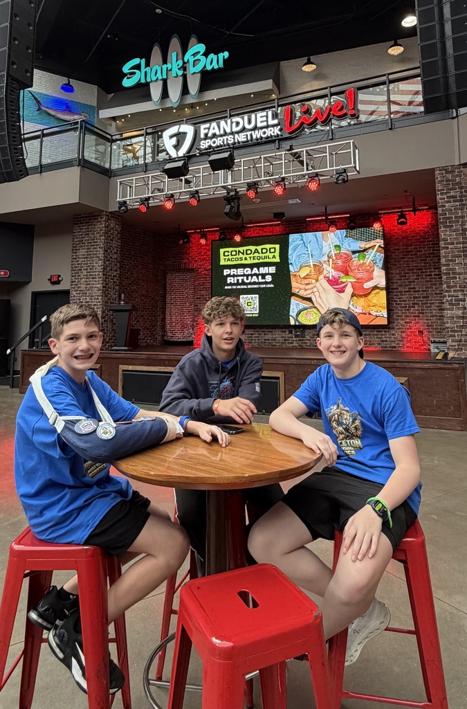 students eating 