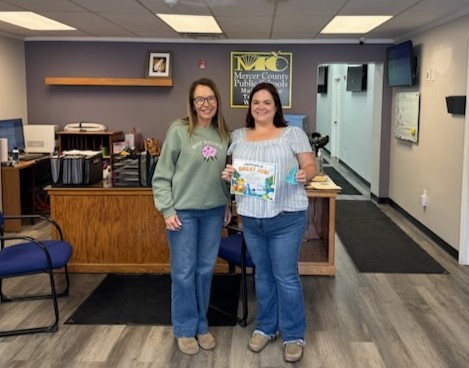 Leslie Wellman presenting certificate to Laci Wimmer