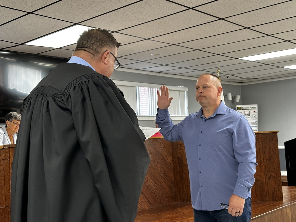 Keith Gunnoe being sworn in.