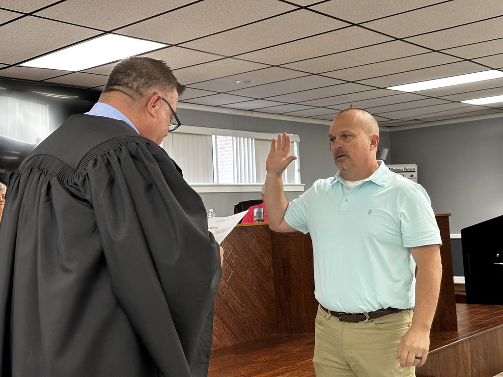 Shawn Vest being sworn in