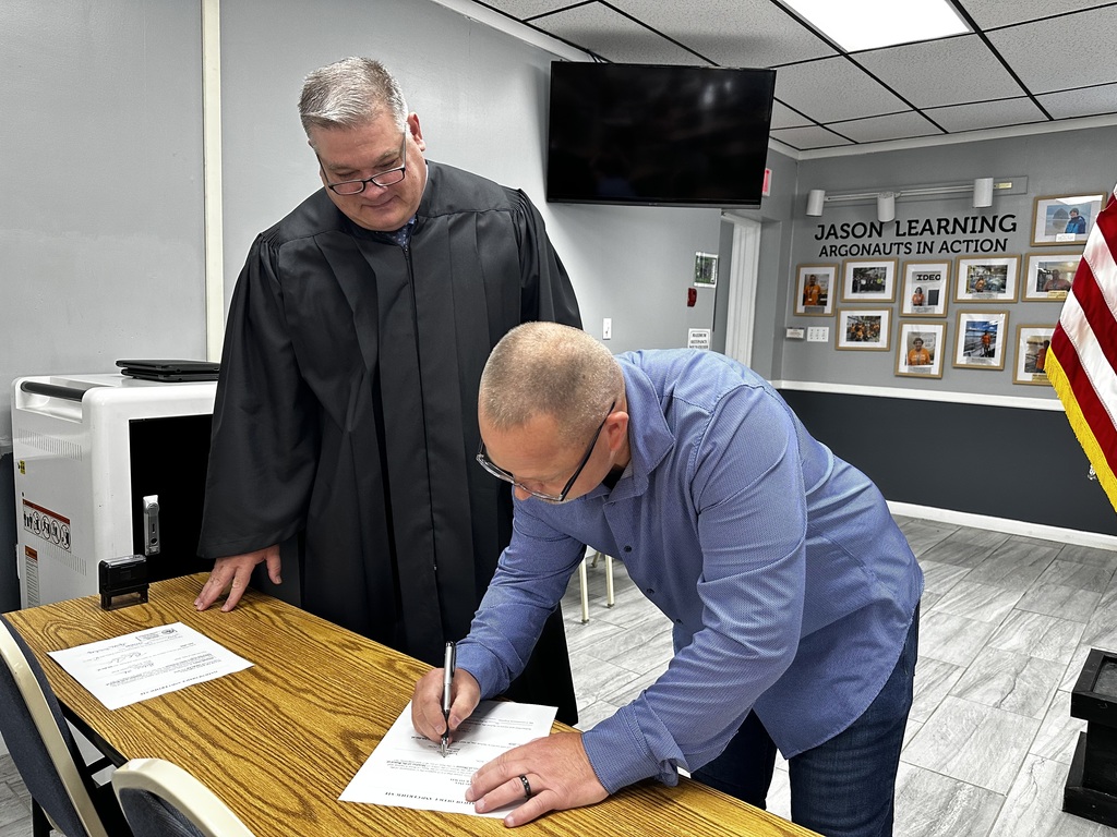 Keith Gunnoe signing the swearing in form.