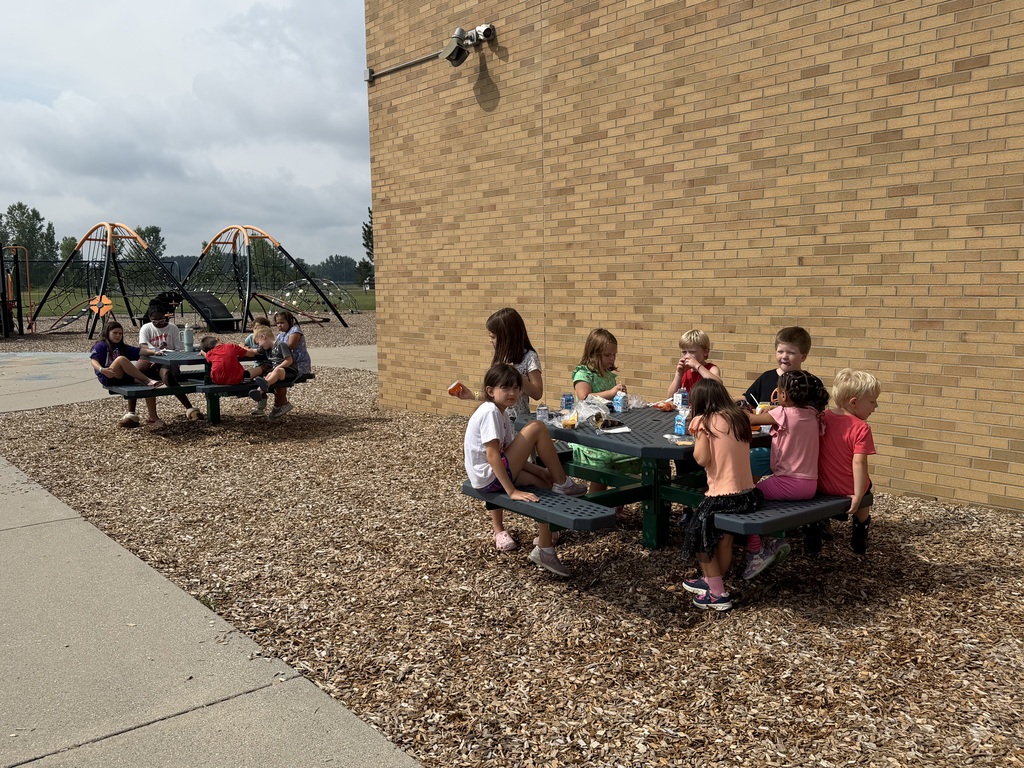summer camp lunch time