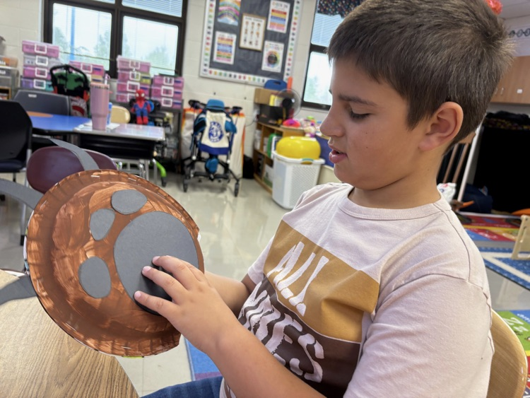 Ms. Couser's class made bear paws for "Fat Bear Week"! 🐻