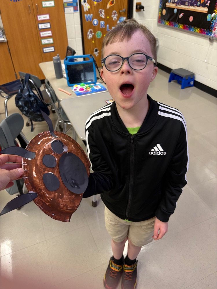 Ms. Couser's class made bear paws for "Fat Bear Week"! 🐻