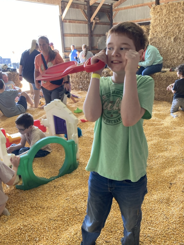 Ms. Bells class had a wonderful time at Crossway Farms!! 🍁🍂