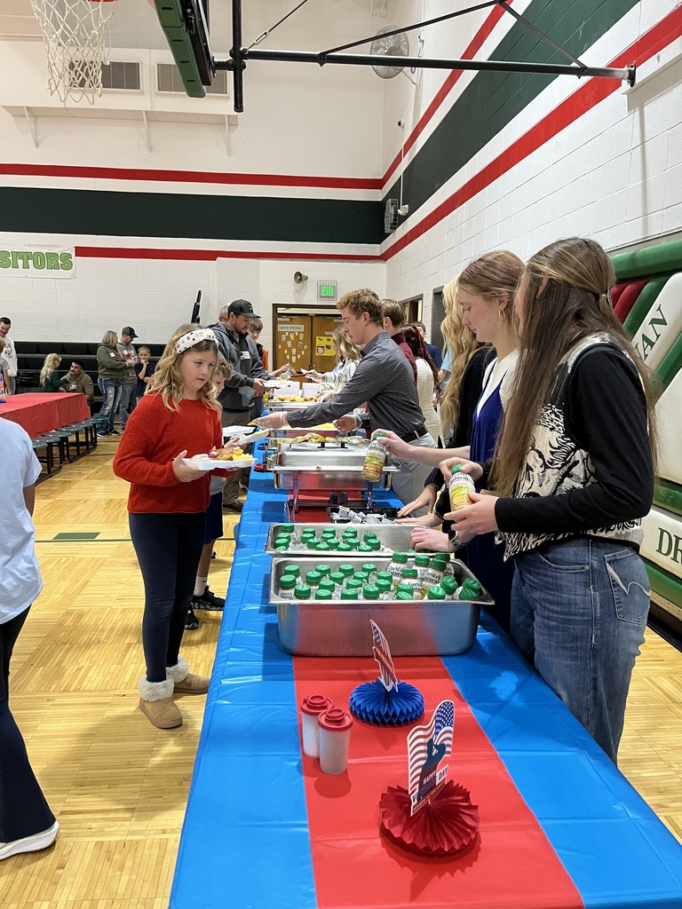 Student Council serving the breakfast buffet