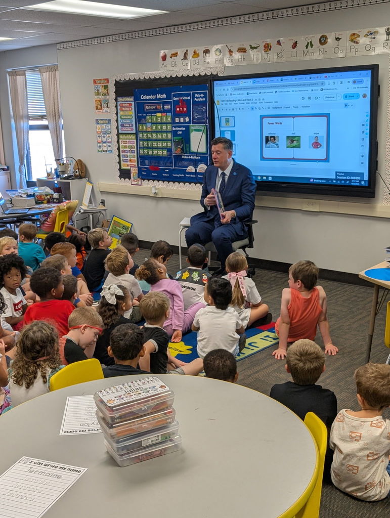 Picture of Mayor David Holt reading to students.