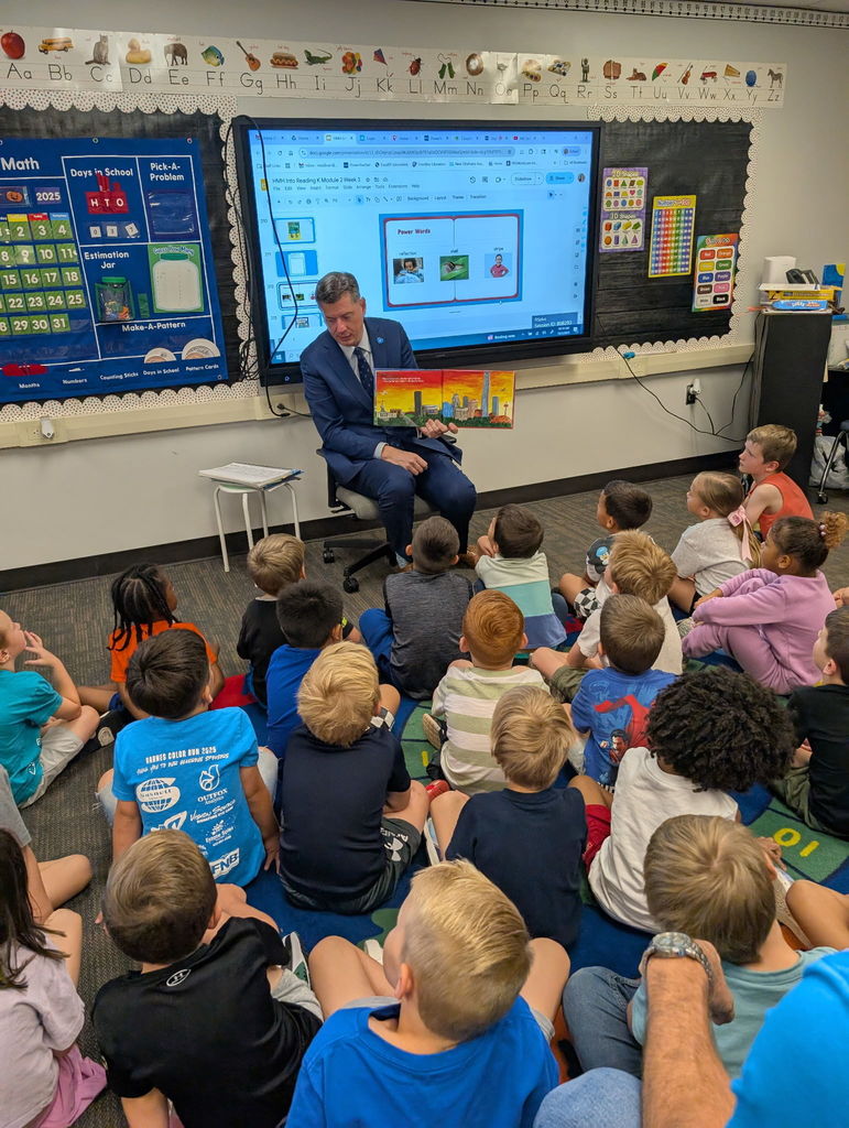 Picture of Mayor David Holt reading to students.