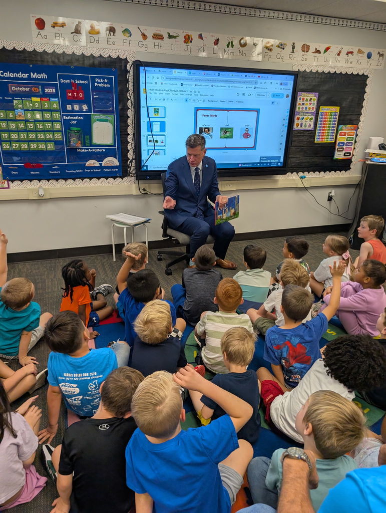 Picture of Mayor David Holt reading to students.