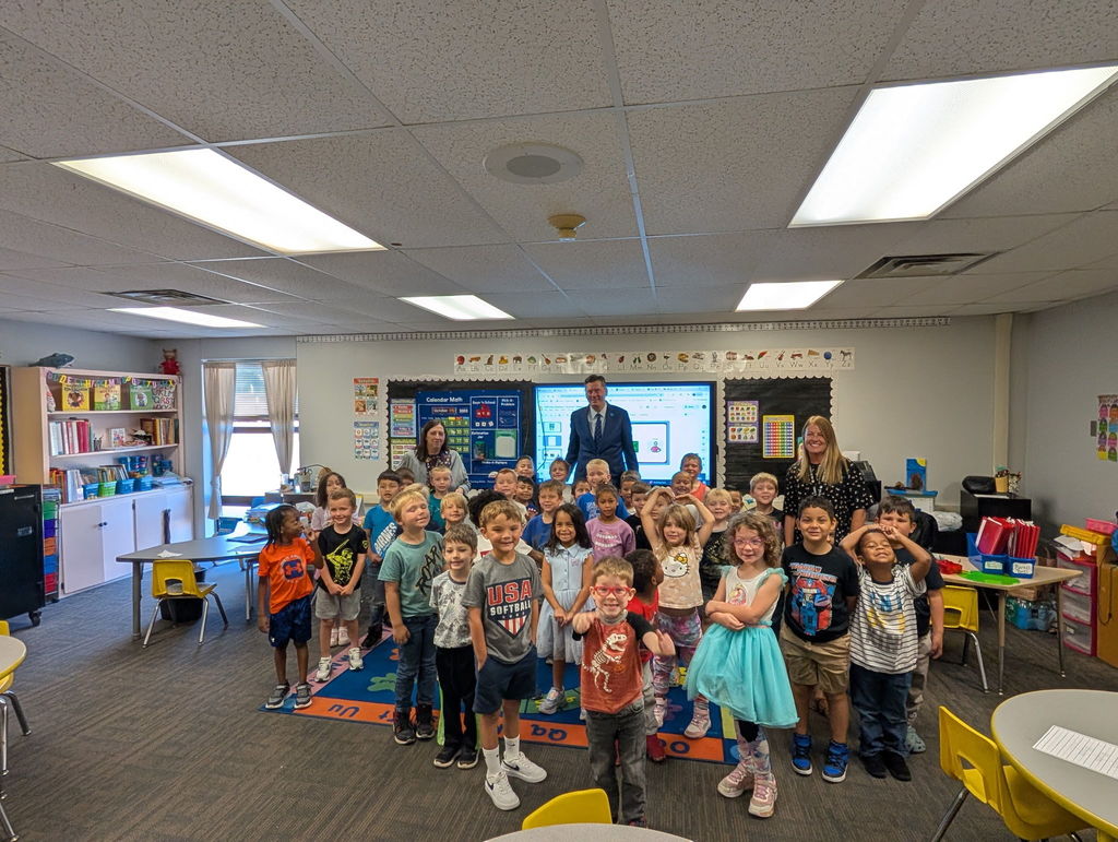 Picture of Mayor David Holt with students.
