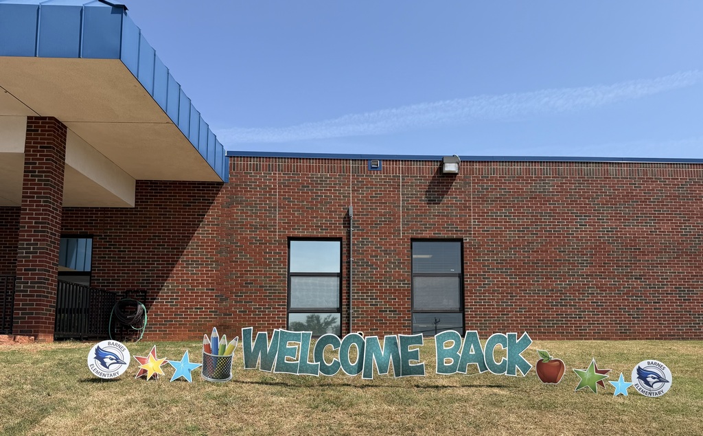 A Welcome Back sign greets Bluejays on the first day of school.